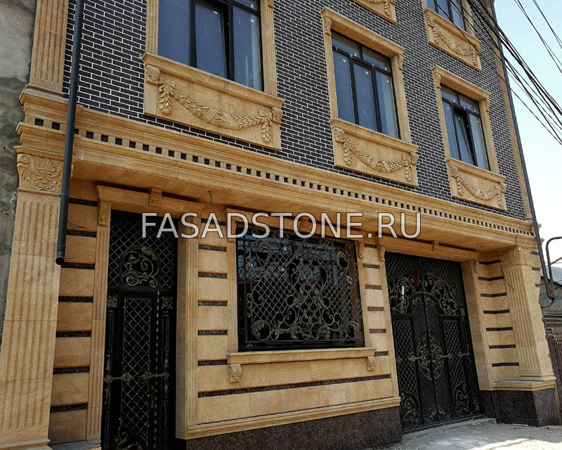 Облицовка фасада дома дагестанским коричневым камнем